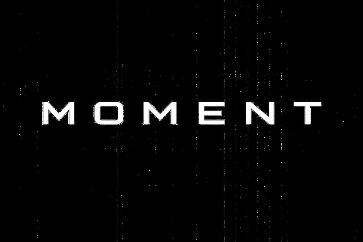 벽면에 부착된 MOMENT 발광 사인