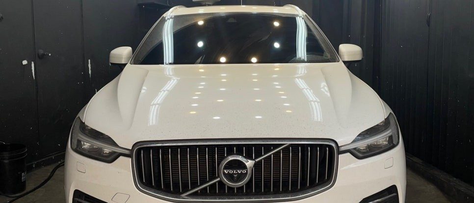 볼보 XC60 유리막코팅 시공 완료, 정면 그릴과 보닛